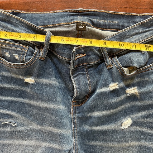 Size 6 distressed jeans - Picture 2 of 5